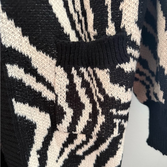 Black and White Animal Print Large Cardigan - Picture 3 of 6